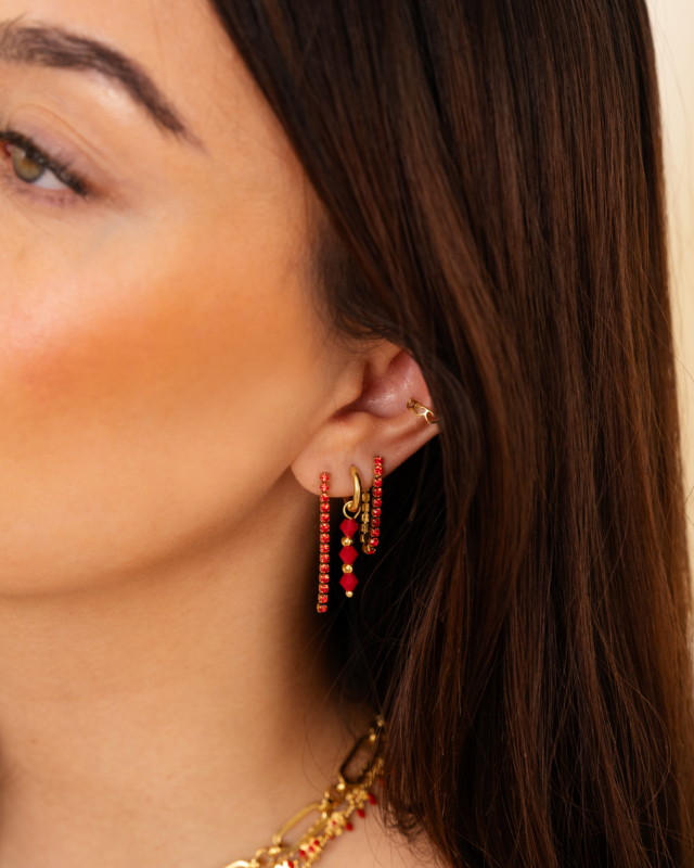 Gouden earparty met rode oorbellen