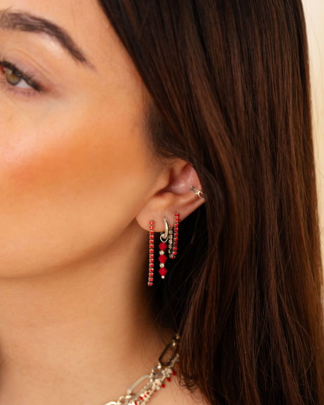 Zilveren earparty mer rode steentjes