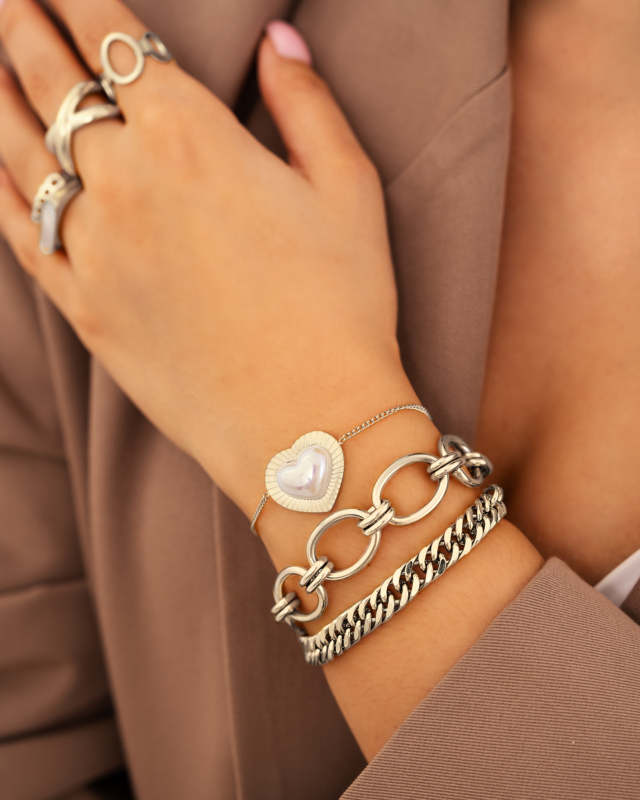 Model draagt zilveren armbanden mix om pols