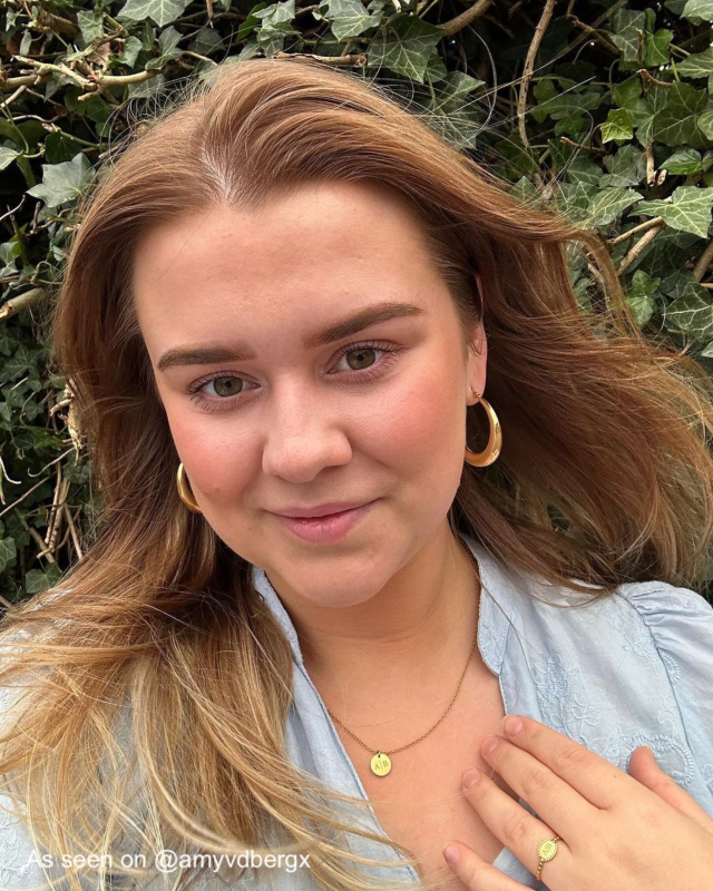 Influencer draagt gouden finaste sieraden