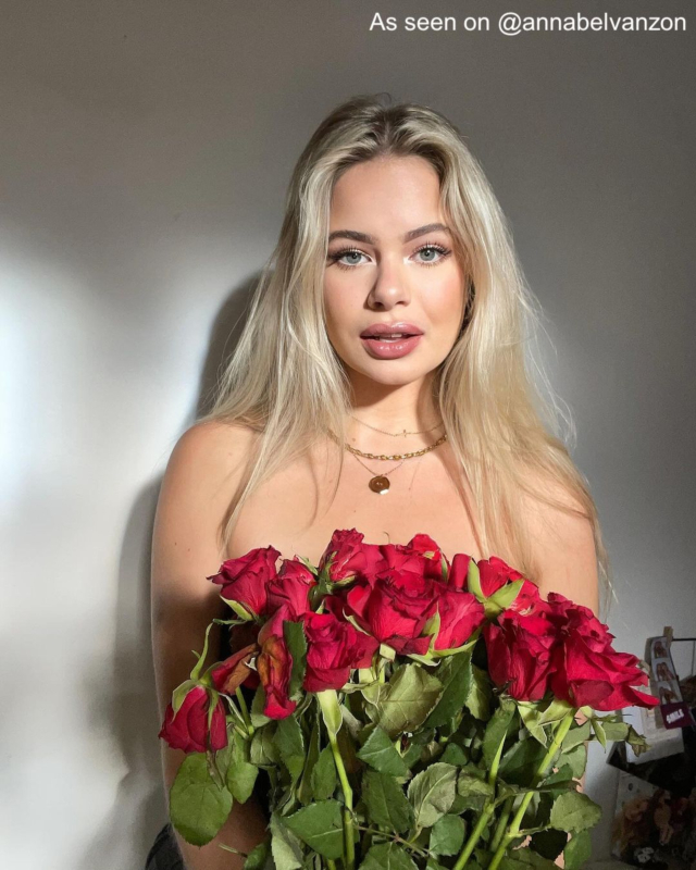 Influencer met gouden kettingen