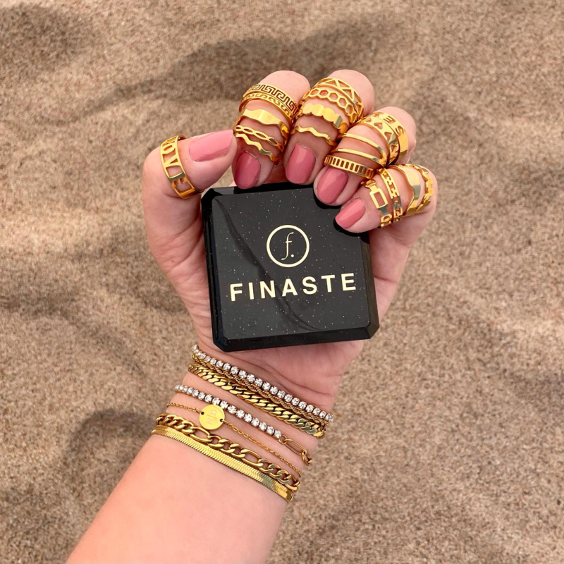 mix van gouden armbanden en ringen