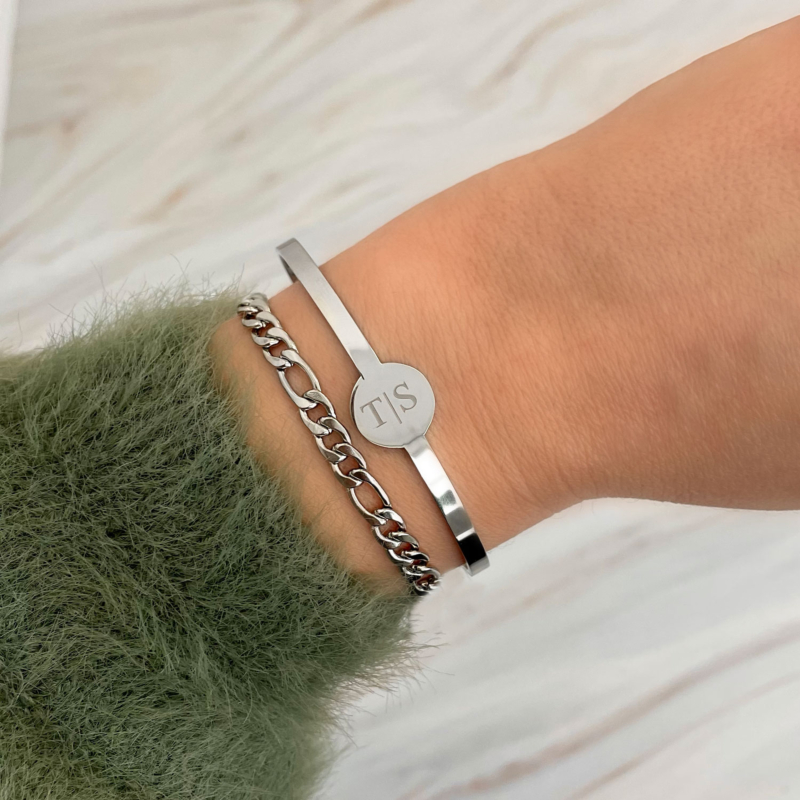 Mooie armbanden om de pols voor een complete look