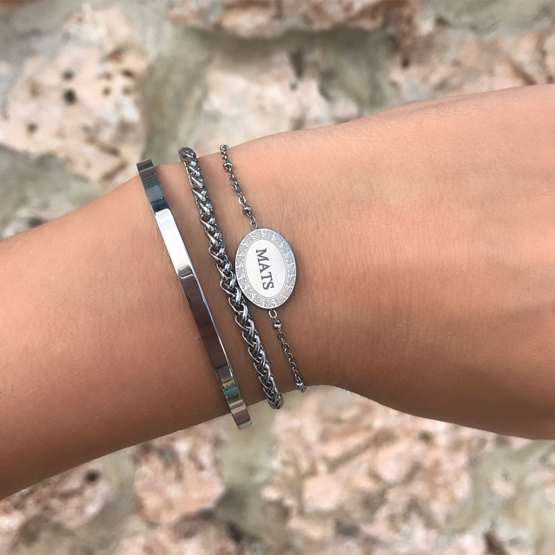 Zilveren armbandjes met een gravering om de pols