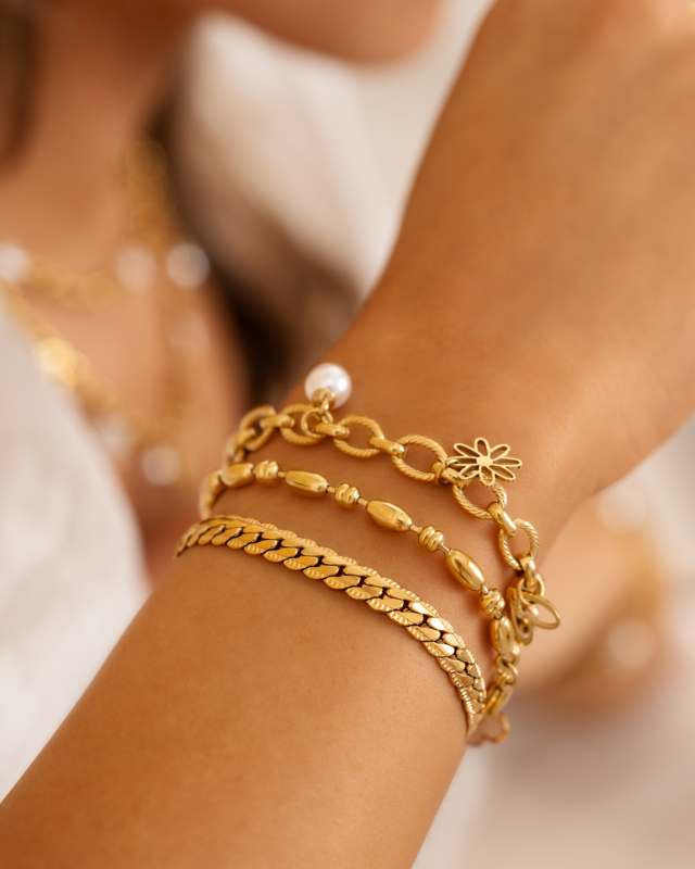 Gouden armparty met bedels