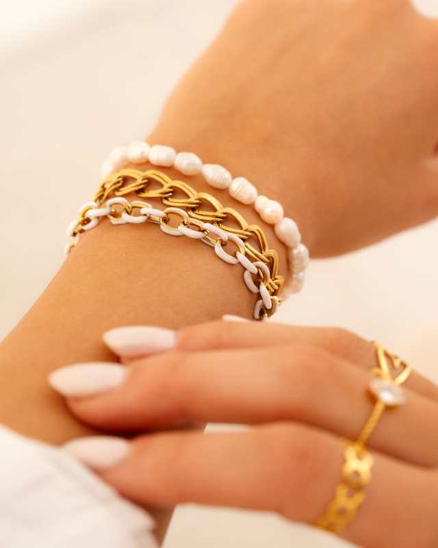 Gouden armparty met witte details