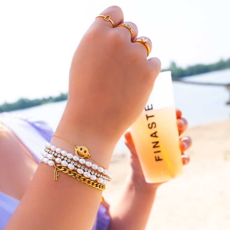 Meisje draagt gouden ringen en armbanden