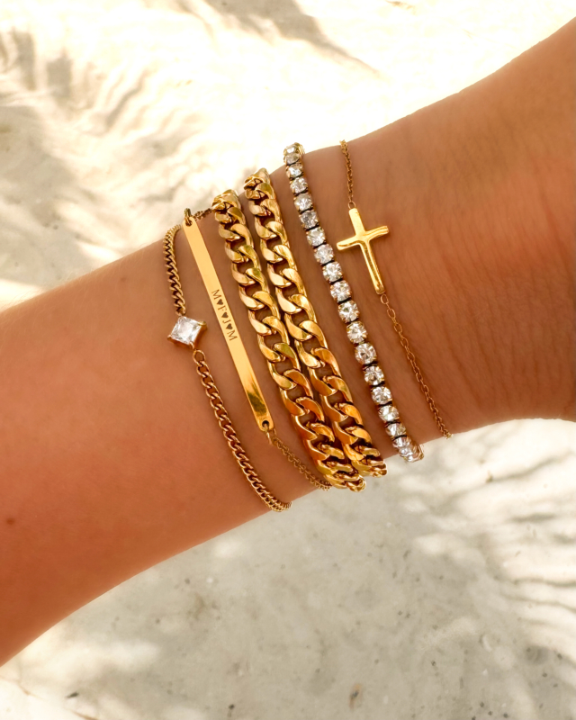 Cross armband in armparty
