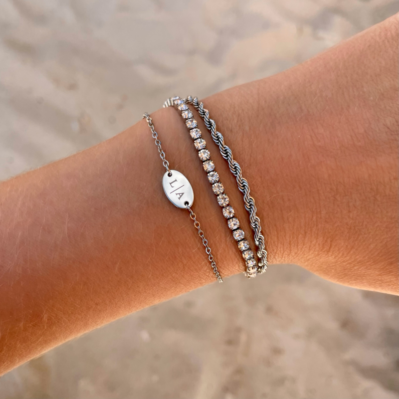 mix van graveerbare zilveren armband en anderen om pols vrouw