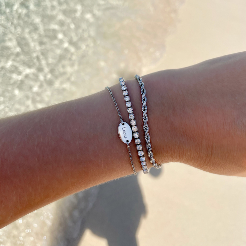 zilveren armbanden om pols