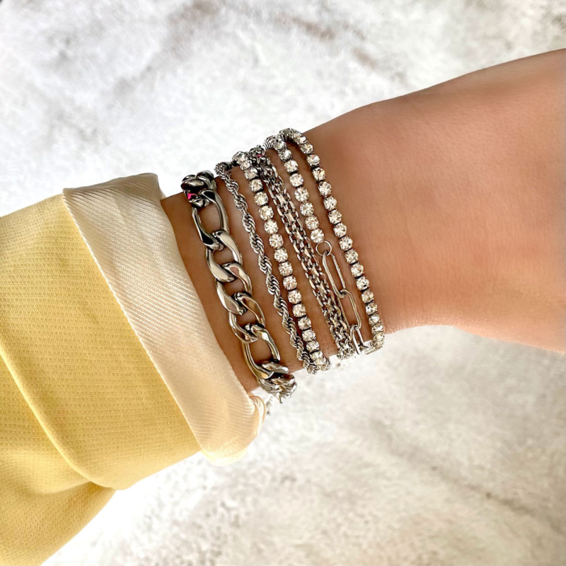 Mooie armparty in het zilverom de pols 