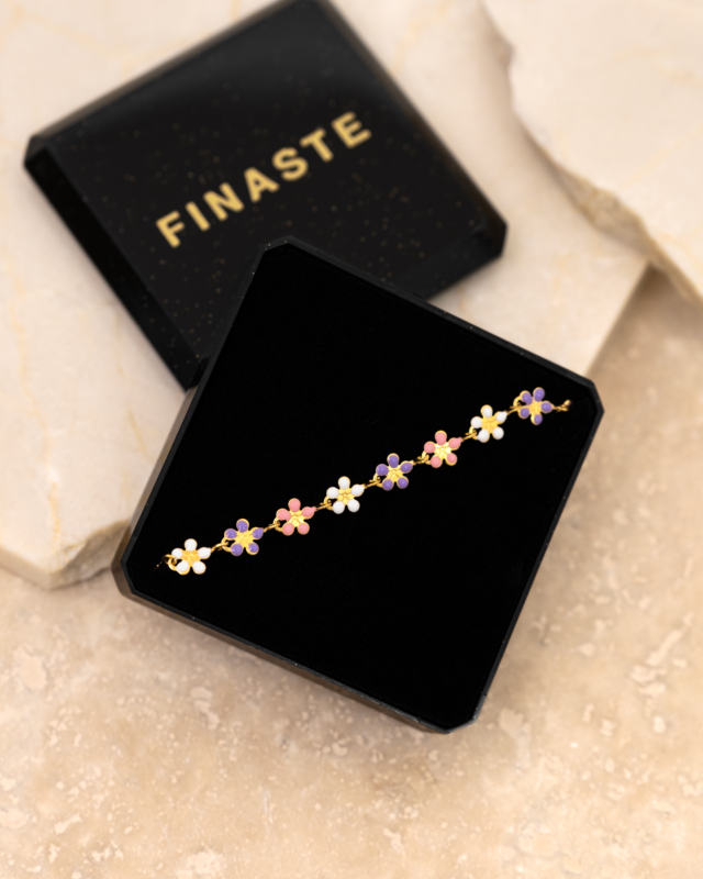 Bloemetjes ketting in sieradendoosje