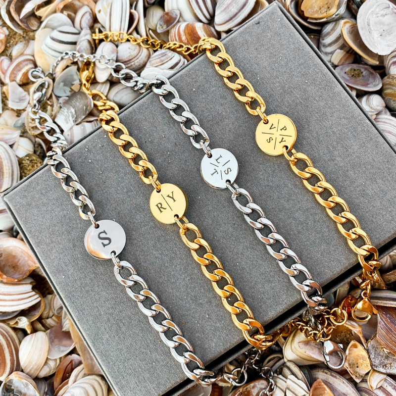 Chunky initial armbanden op een sieradendoosje om te kopen