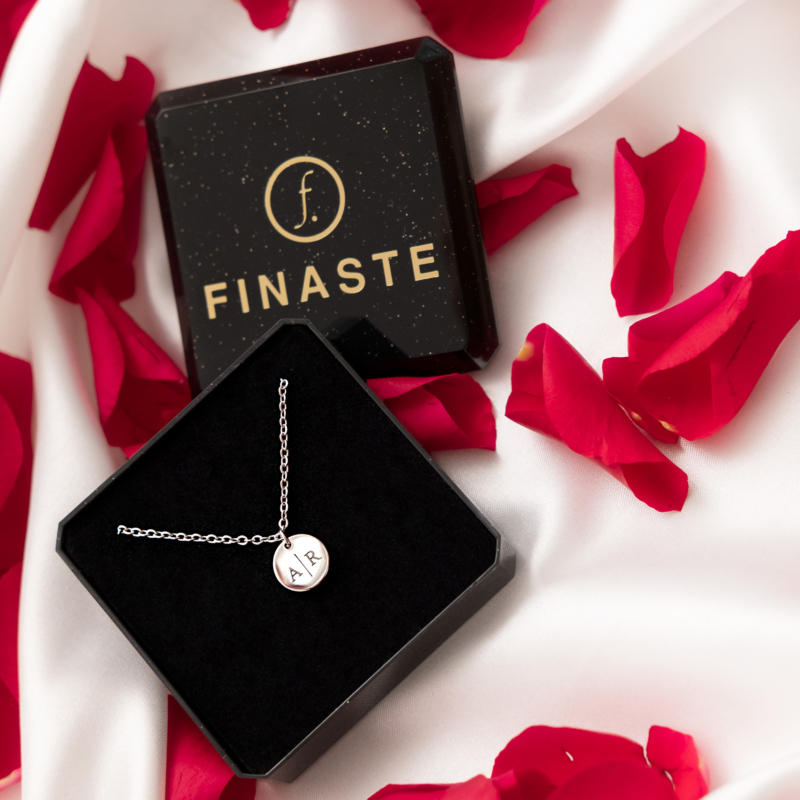 ketting met graveerbare coin in zilver in doosje met roze blaadjes