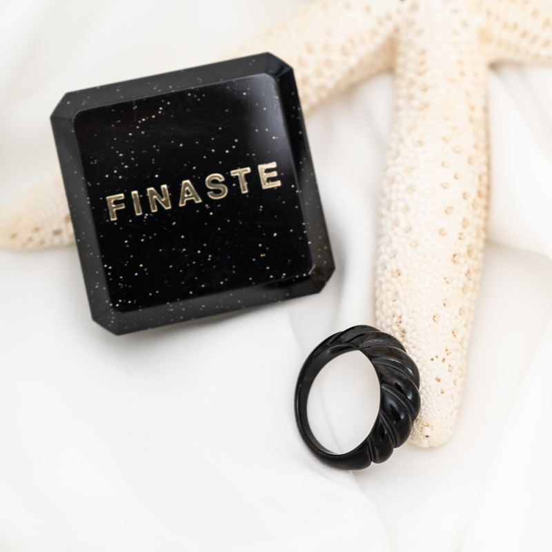 Zwarte ring met chunky croissant