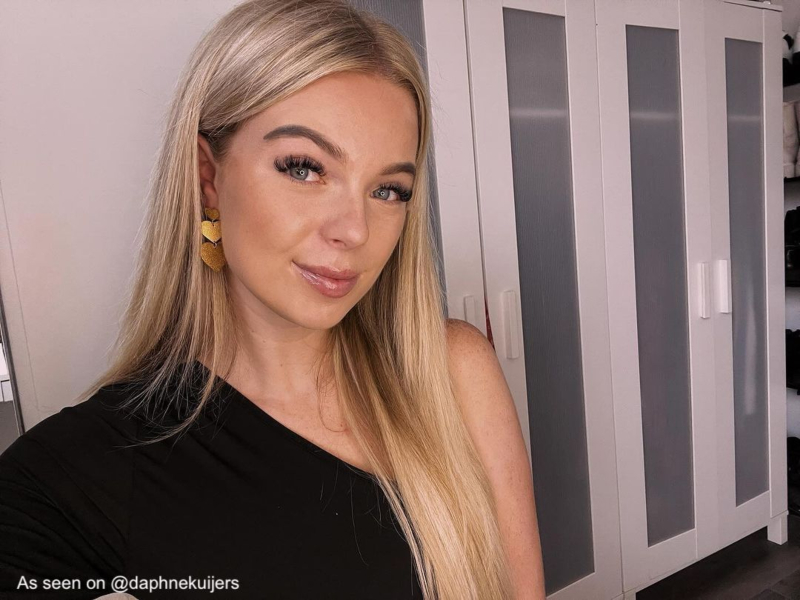 Influencer draagt gouden hartjes oorbellen