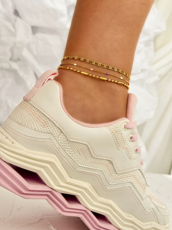 Drie gouden enkelbandjes