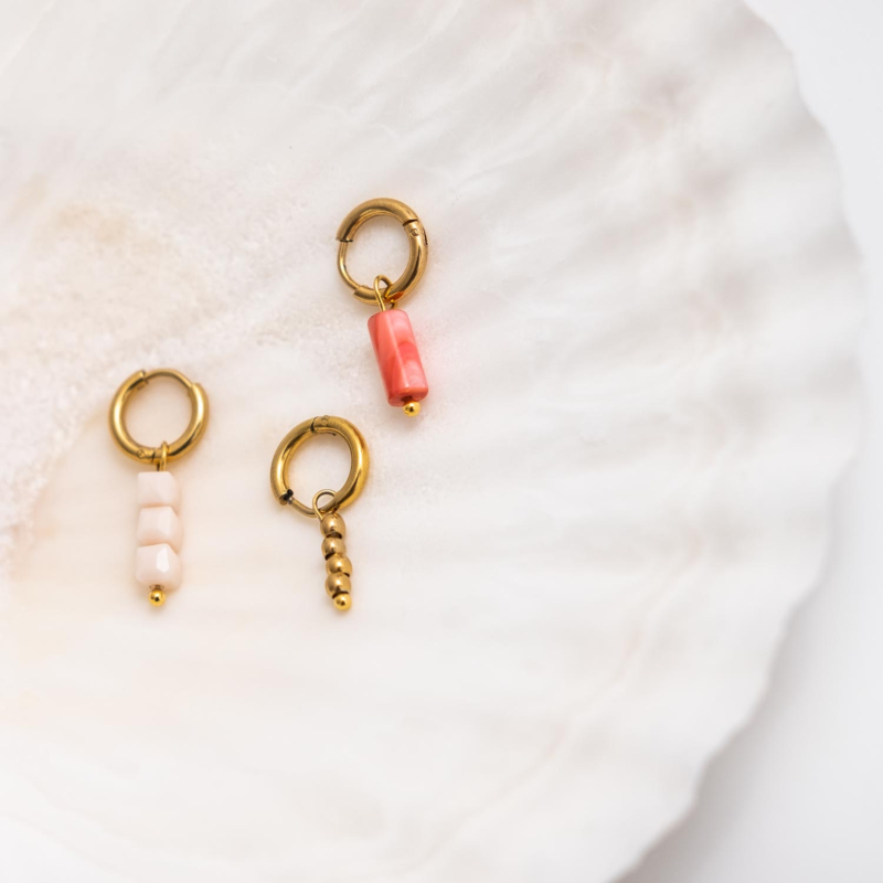 Steentjes oorbellen op een mooie achtergrond