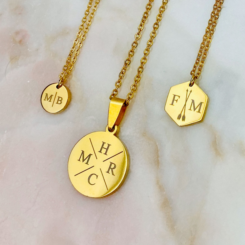 Goudkleurige letter kettingen op een plaatje om te kopen