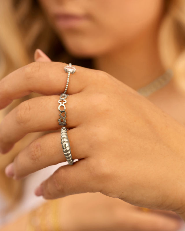 Mix van zilveren ringen om vingers