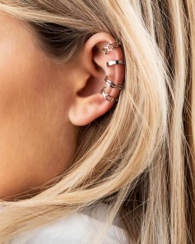 zilveren ear cuff look in oor