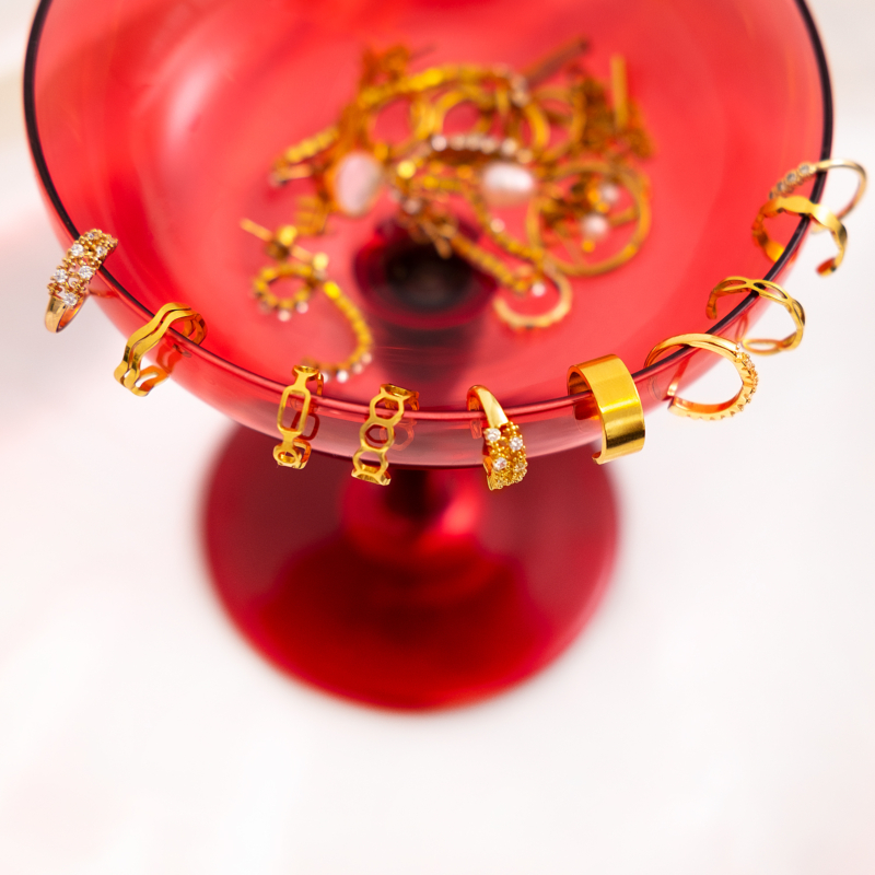 Gouden ear cuff op schaaltje