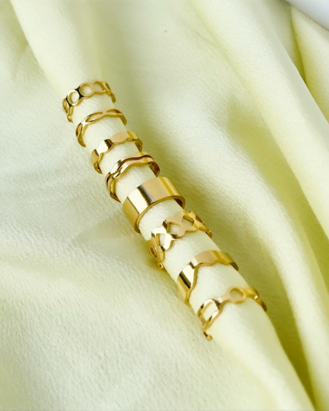 Gouden ear cuffs op satijn