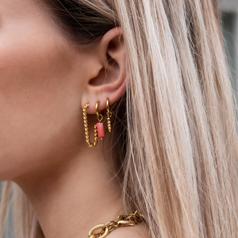 Gouden earparty met kleur