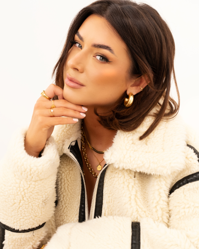 gouden earparty bij model