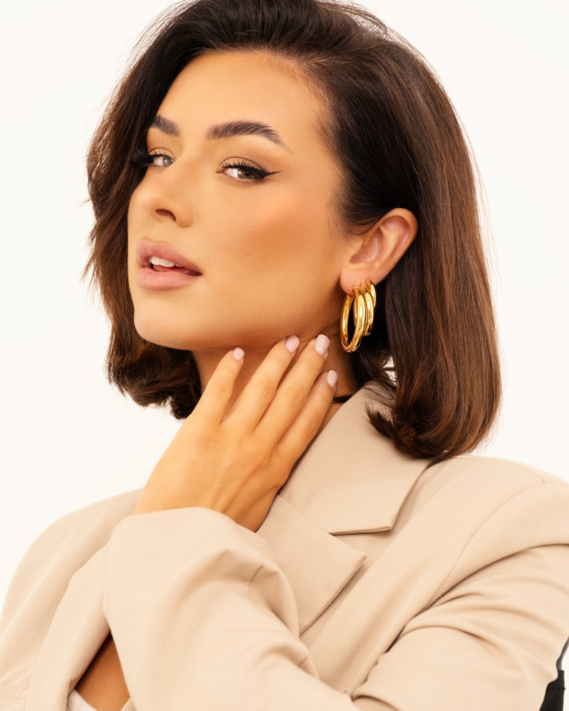 Model draagt gouden sieraden look