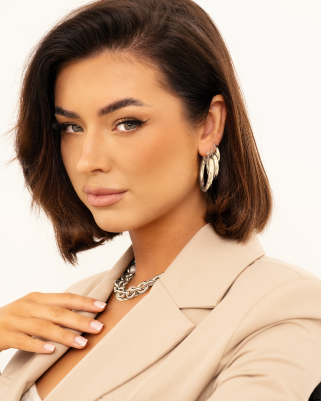 Model draagt zilveren sieraden look