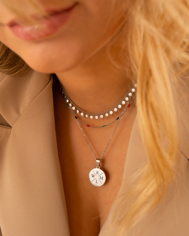 Zilveren necklaceparty bij model