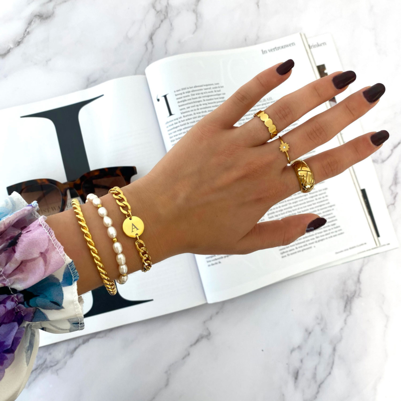 Mooie armparty in het goud bij het model