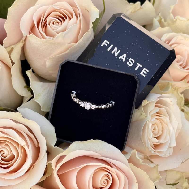 Zilveren ring met steentjes