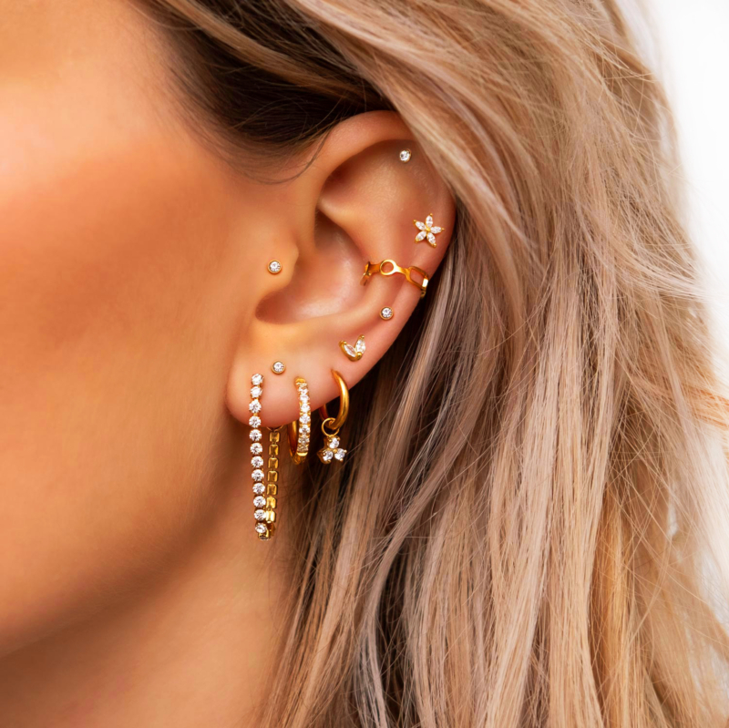 Gouden oorbellen mix bij model