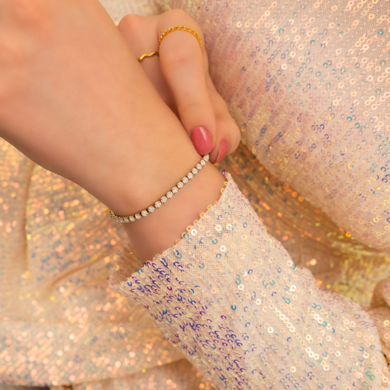 Opal armbandje om pols