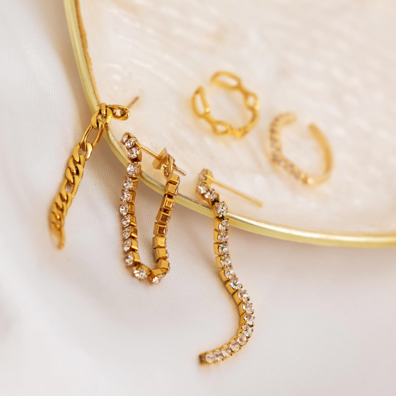 mix van gouden oorbellen en ear cuffs