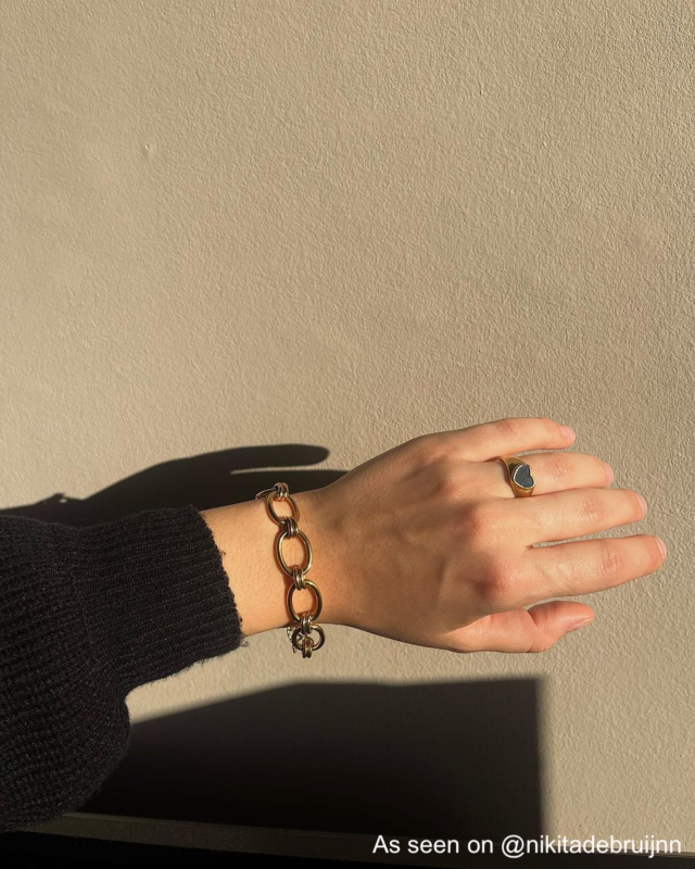 Influencer draagt gouden hartjes ring met zwart detail