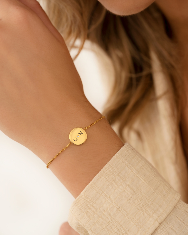 gouden graveerbare armband met 2 initials om pols