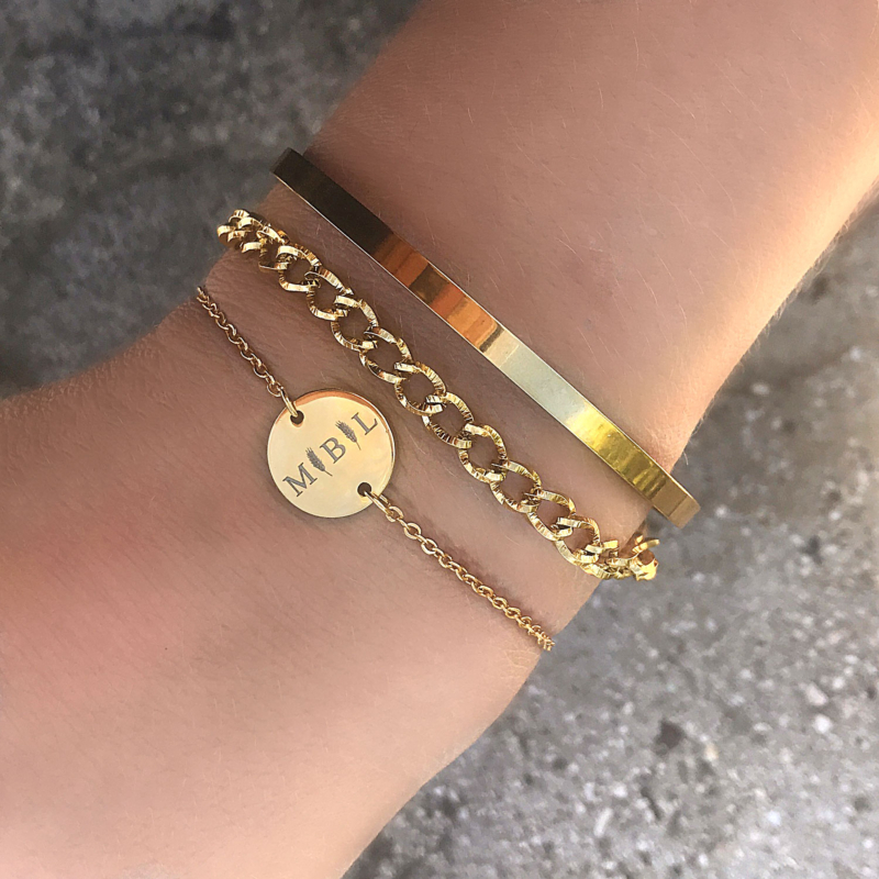 Gouden Armbanden om de pols met gravering en samen met schakelarmband