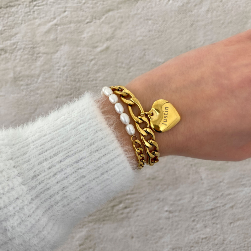Bedelarmband met een graveerbaar hartje en een schakelarmband