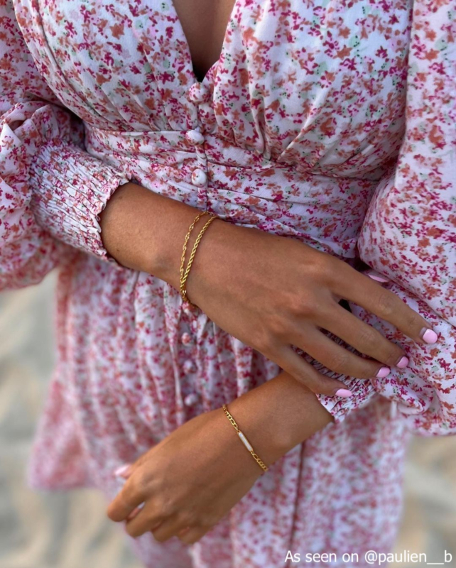 Influencer draagt gouden armbanden