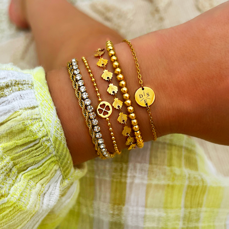 Gouden armbanden combinatie