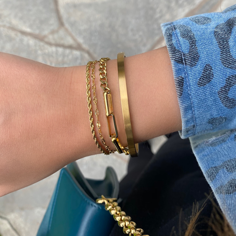 Trendy look met sieraden om de pols voor een mooie look