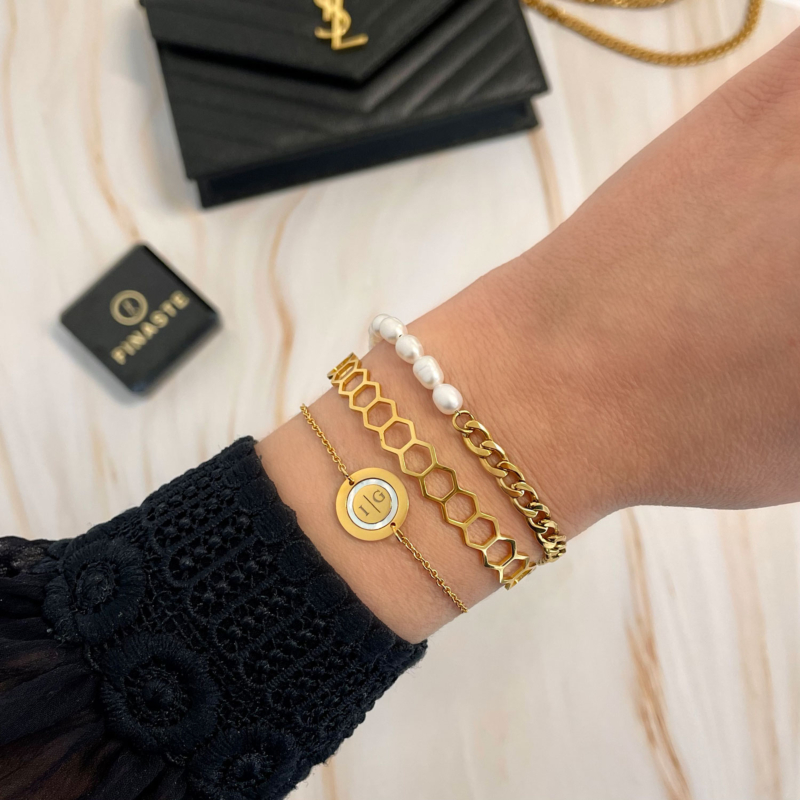 Mooie gouden armbanden om de pols om te kopen