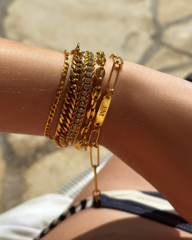 Gouden summer look met armbanden