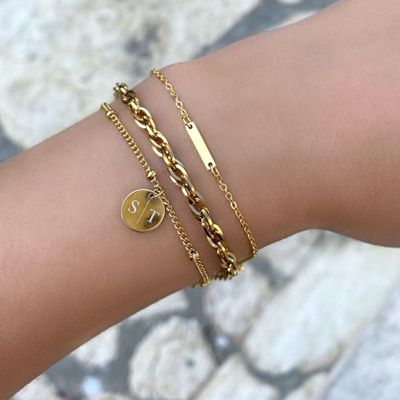 Mix van gouden armbandjes om de pols met gravering