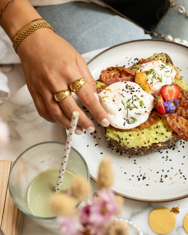 Mix van gouden armbanden en ringen
