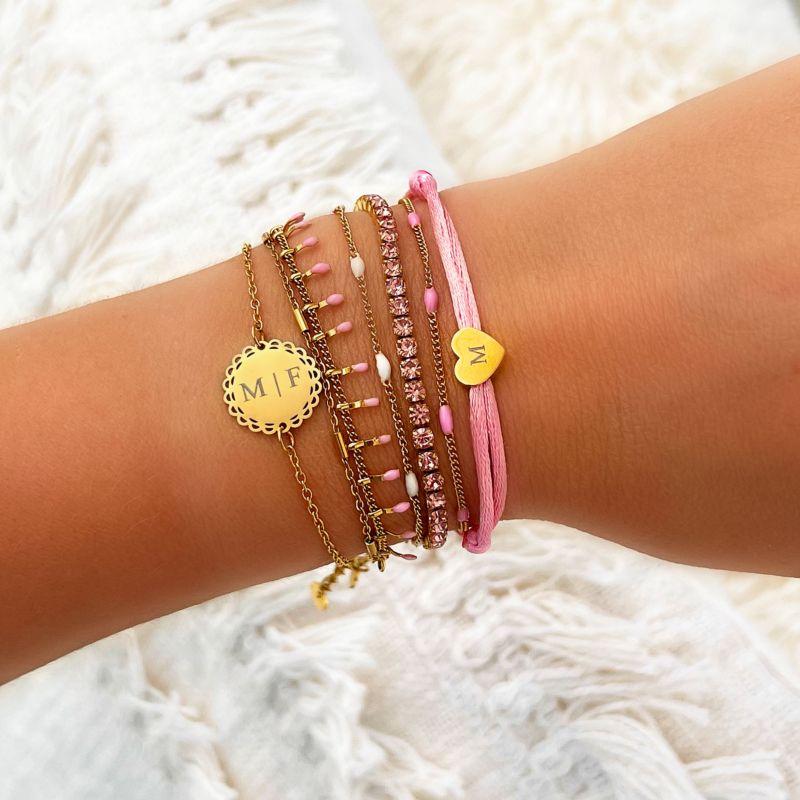 Gouden armbanden mix met roze en wit