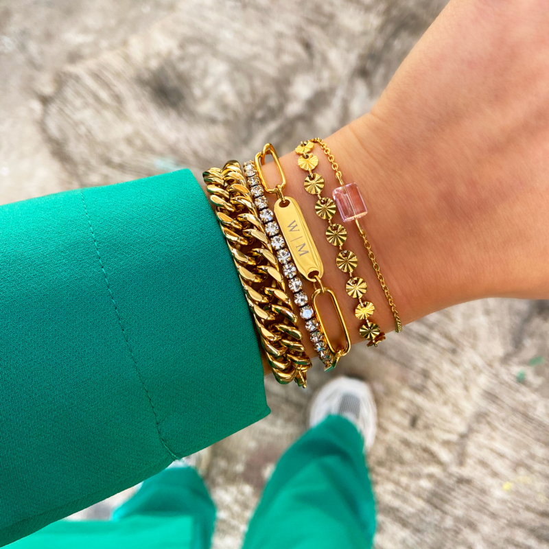 Combinatie van goudkleurige armbanden